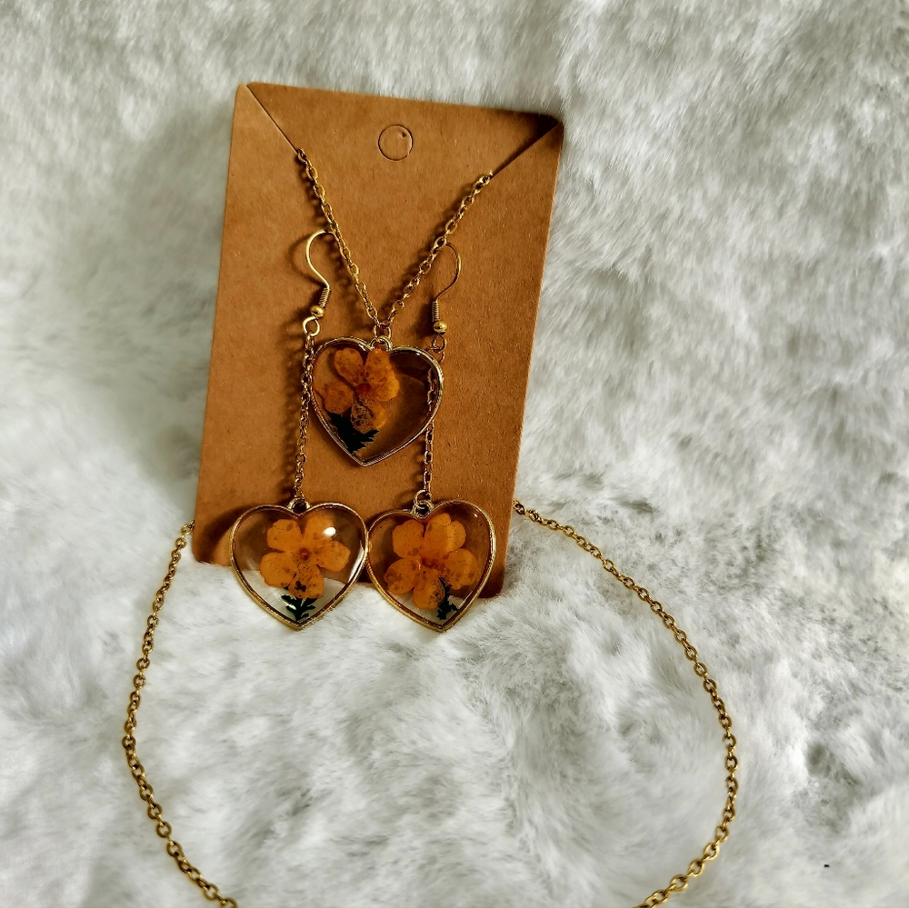 Gold Necklace Set With Natural Resin Preserved  Flower Heart and Earrings - Picture 8 of 8